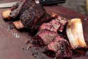 家庭版低温慢烤牛小排制作全攻略，烟熏牛肋排食谱
