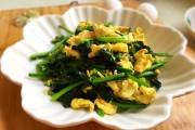 如何制作简单美味的菠菜炒鸡蛋，家常菜谱教程
