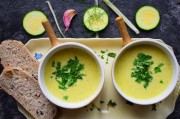 冬季暖心西葫芦茴香浓汤食谱（含帕玛森奶酪芝麻菜调味）