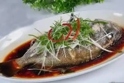 如何制作正宗鲁菜清蒸加吉鱼？详细步骤教你轻松搞定！
