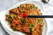 如何制作正宗浙江菜锅烧豆腐-色泽红亮鲜咸可口