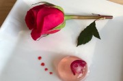 分子料理教程：玫瑰酒球配自制树莓凝胶的家庭创意做法