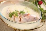如何制作正宗的沪菜白汁鮰鱼：详细步骤与小技巧
