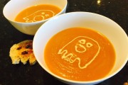 万圣节南瓜浓汤食谱，健康咖喱风味创意装饰汤品