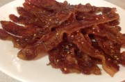 自制辣味糖衣培根食谱，3小时完成焦糖化脆皮培根