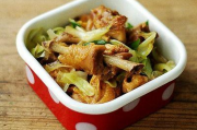 如何制作正宗浙江菜葱爆鸡块？简单易学的家庭版食谱