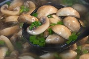 金钱口蘑汤：川菜中的精致美味