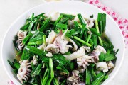 如何制作鲜嫩可口的韭菜墨鱼丝，浙江菜经典家常菜