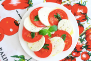 经典意式卡普里沙拉食谱，番茄奶酪罗勒三重奏