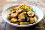如何制作美味的蚝油炒草菇？简单易学的浙江菜谱