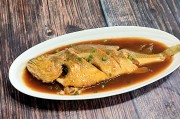 如何制作正宗鲁菜煎蒸黄鱼-色泽金黄、鲜嫩美味