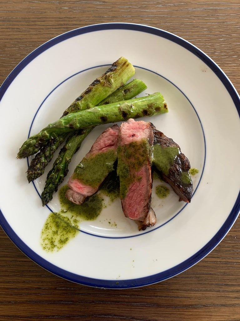 炭烤肋眼牛排配薄荷油醋汁