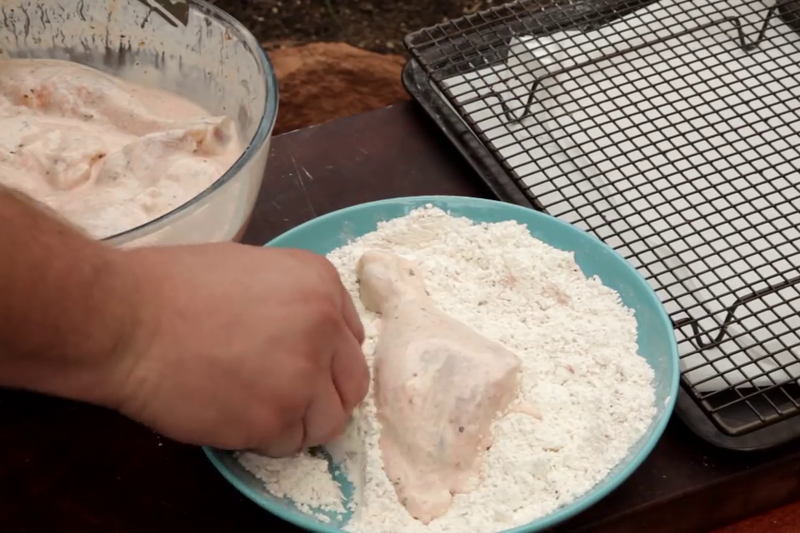 鸡肉腌制完成后裹粉