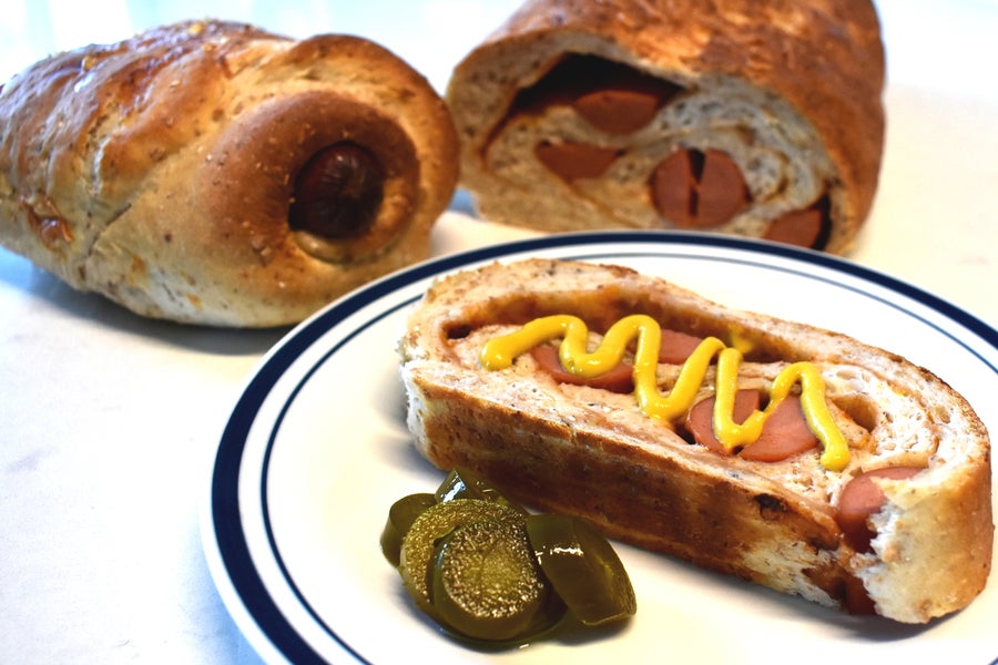 烟熏烧烤热狗面包