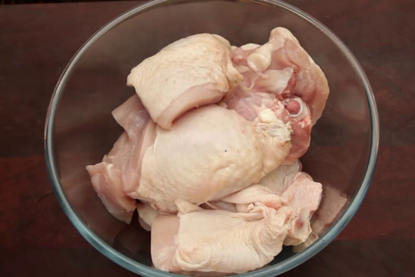 准备一整只切成8块的鸡肉