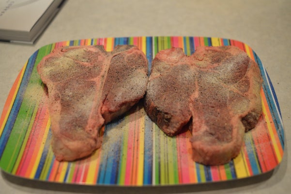 预热烤架并调味牛排