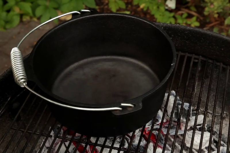 在铸铁锅中倒入食用油