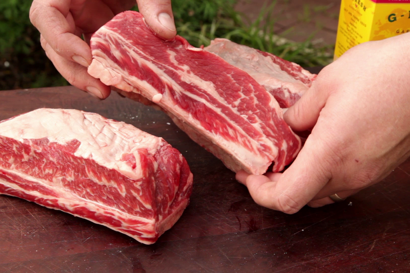 确保牛小排全身均匀裹料