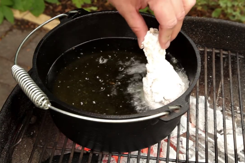 小心将鸡肉放入油锅