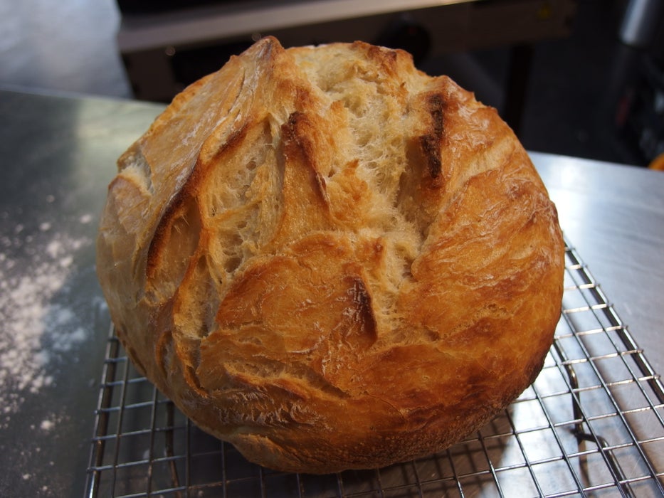 铸铁露营烤箱烤面包