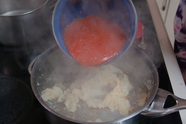 加入番茄和辣椒粉