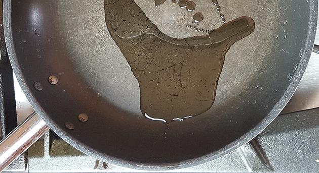 加热平底锅与油