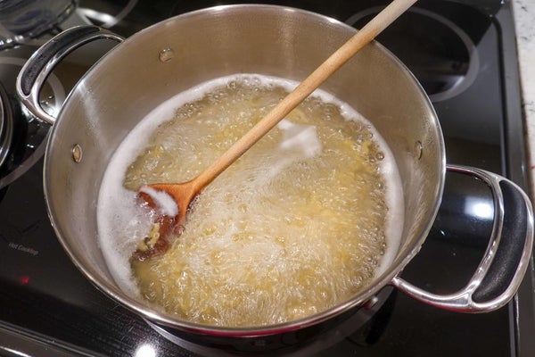 煮意面并混合食材