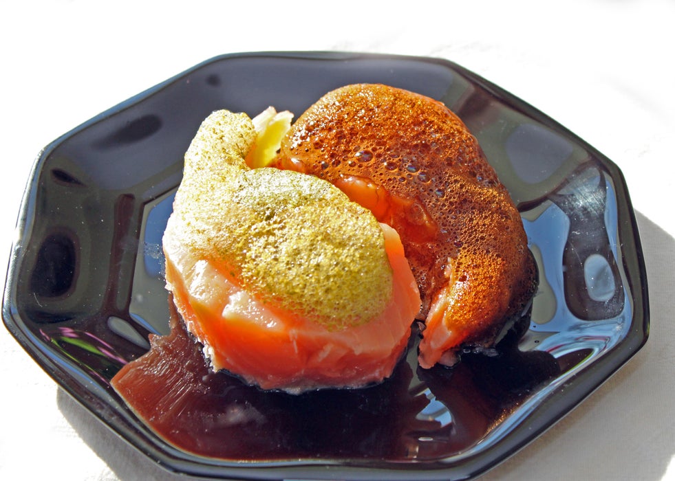 低温慢煮三文鱼配风味泡沫酱汁