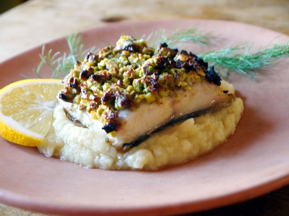 开心果帕尔马奶酪脆皮鳕鱼配防风草苹果泥