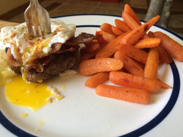 三重蛋白汉堡套餐配甜点