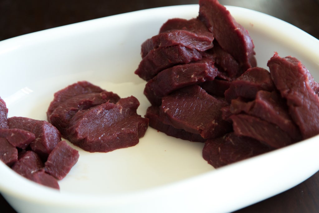 如何将鹿背肉处理成美味的蝴蝶牛排