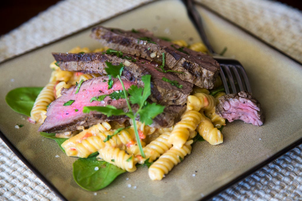 西冷牛排配牛仔风味通心粉奶酪