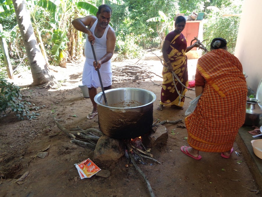户外烹饪：家庭聚会羊肉手抓饭