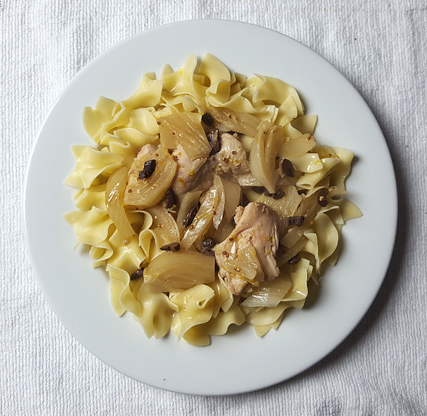 慢炖锅鸡大腿配橄榄和茴香