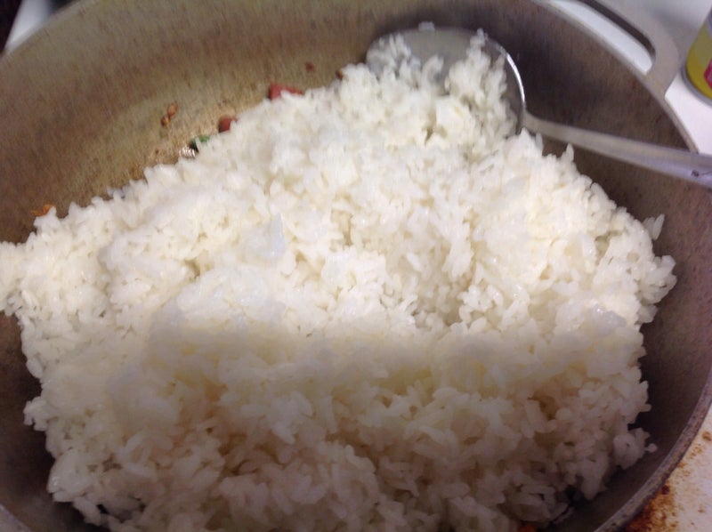 混合米饭和调味料