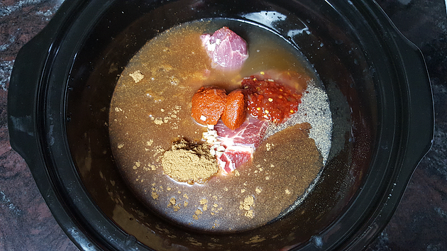 加入汤底、酱料与香料