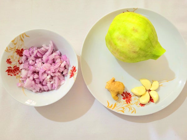 处理西葫芦、洋葱、姜蒜和奶酪