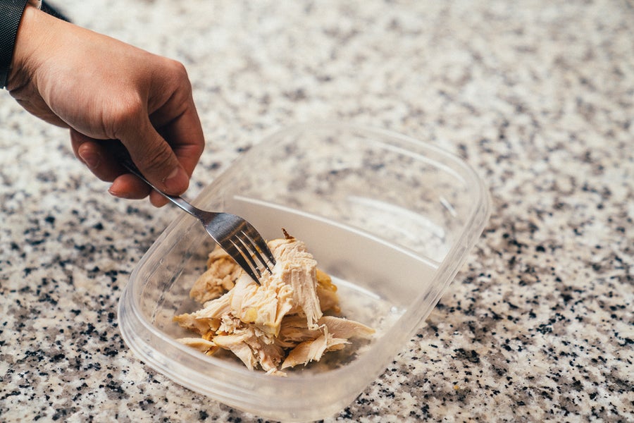 鸡肉鸡蛋牛油果吐司