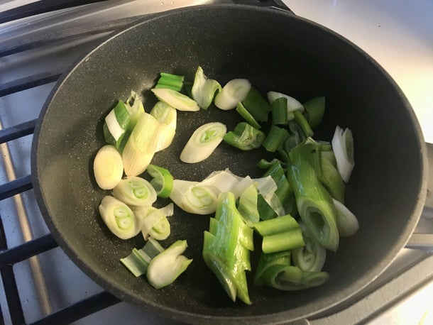 炒制葱段和牛肉