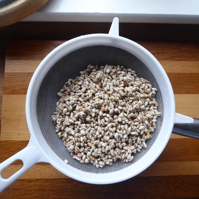 制作烩饭 - 加入大麦