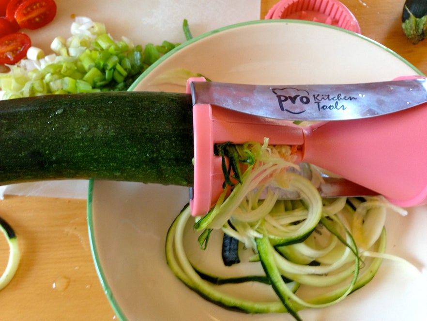 制作西葫芦面条及配菜