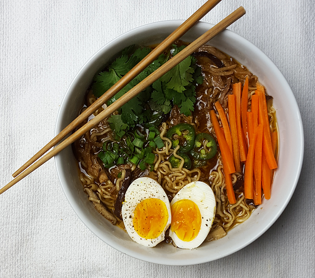 慢炖锅焦糖猪肉拉面汤