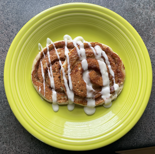 苹果肉桂卷煎饼配苹果奶油芝士糖衣（无蛋版）