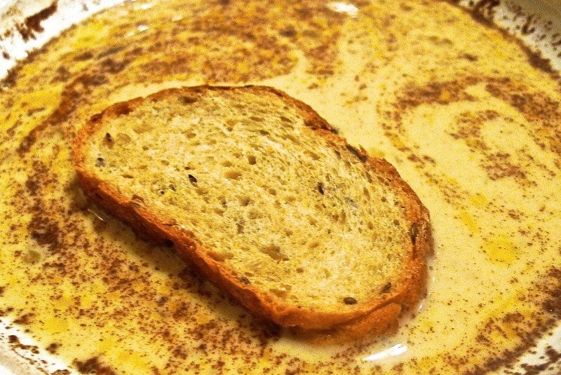 将厚切面包浸入蛋液