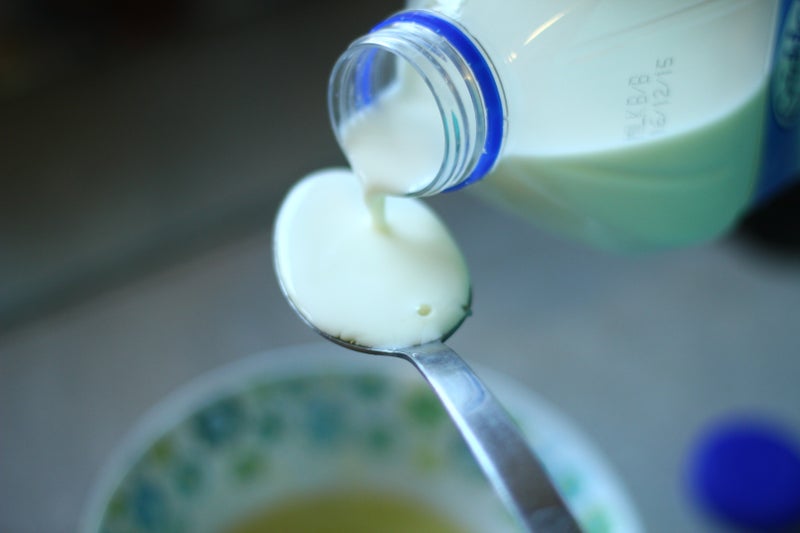 混合蛋液与牛奶