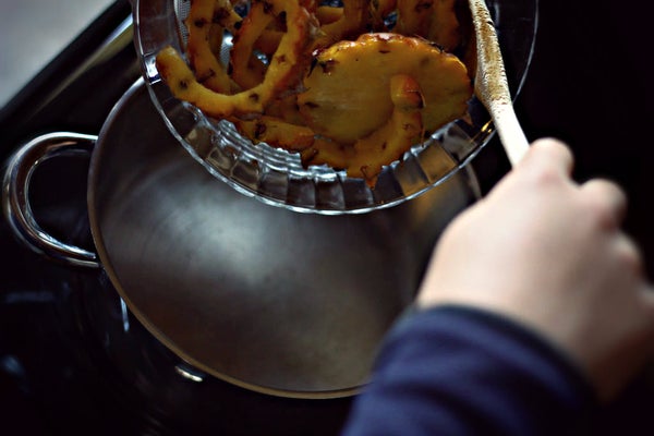 将菠萝皮放入锅中。