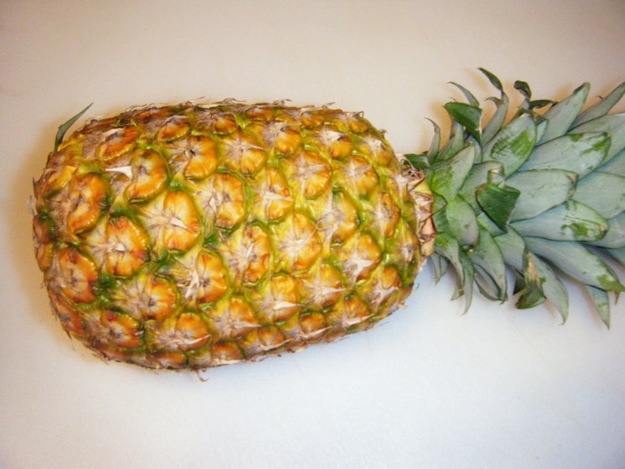 处理菠萝并加入搅拌机