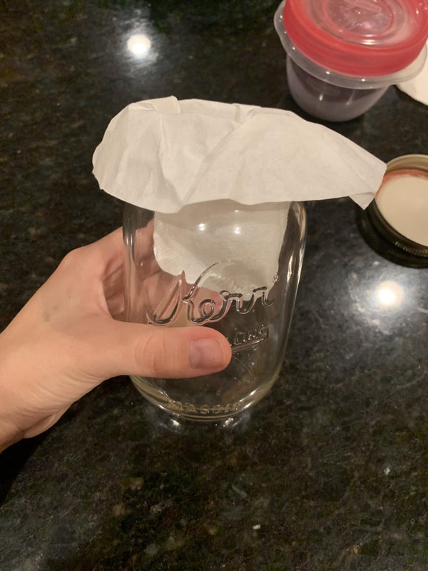 将滤纸放置到罐口