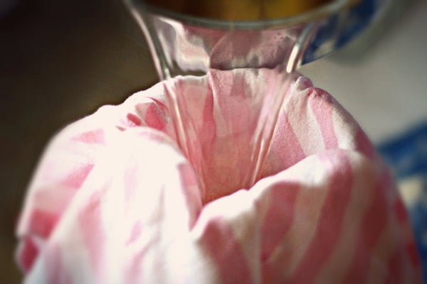 将汁液过滤到水壶中。