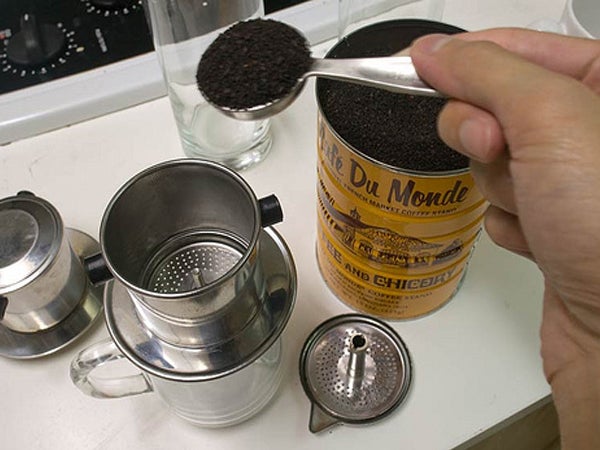在家制作越南黑咖啡